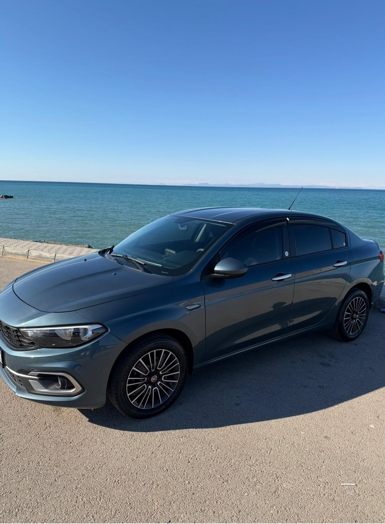 Fiat Egea sahil yolunda