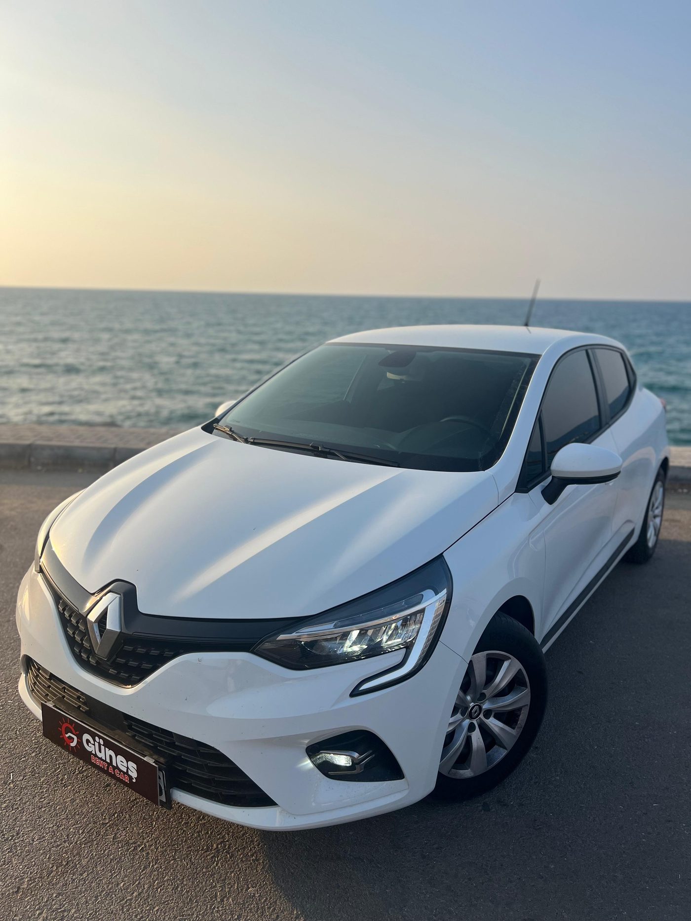 Renault Clio kiralık araç — Güneş Rent A Car